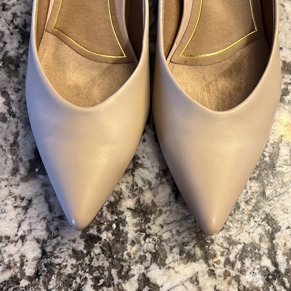 Vionic Women's 8.5 Kit Josie in Sand Leather with Low Heel - Picture 8 of 11